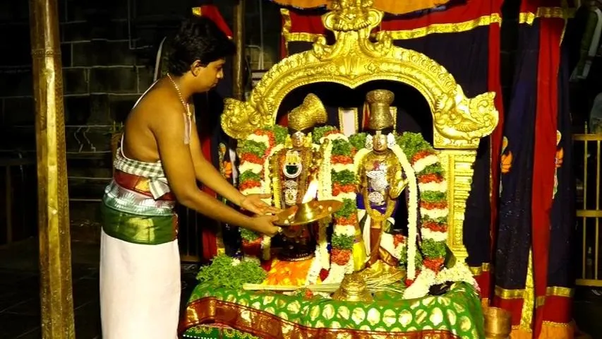  Devotees throng inside the Andal temple during the Adipura festival! -Forget social exclusion and ecstasy!